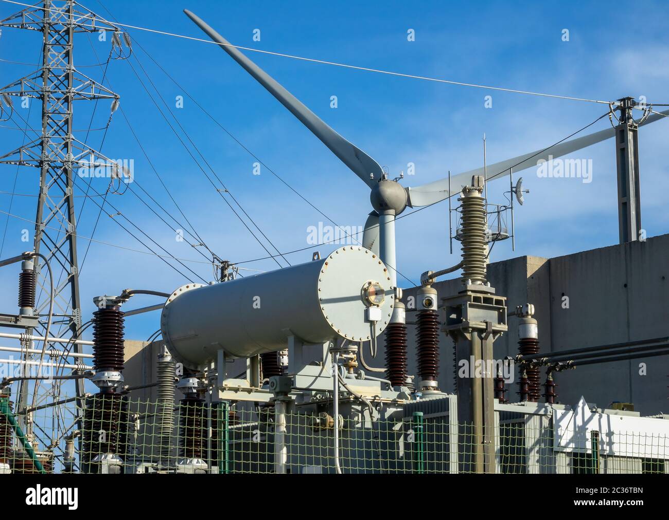 Turbina eolica e apparecchiature elettriche Foto Stock