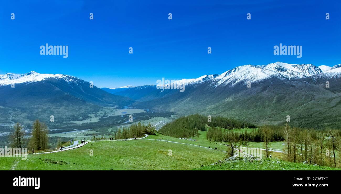 Percorsi escursionistici panoramici intorno alla Riserva Naturale del Lago di Kanas, al parco forestale di Jiadengyu, alla Cina di Xinjiang. Foto Stock