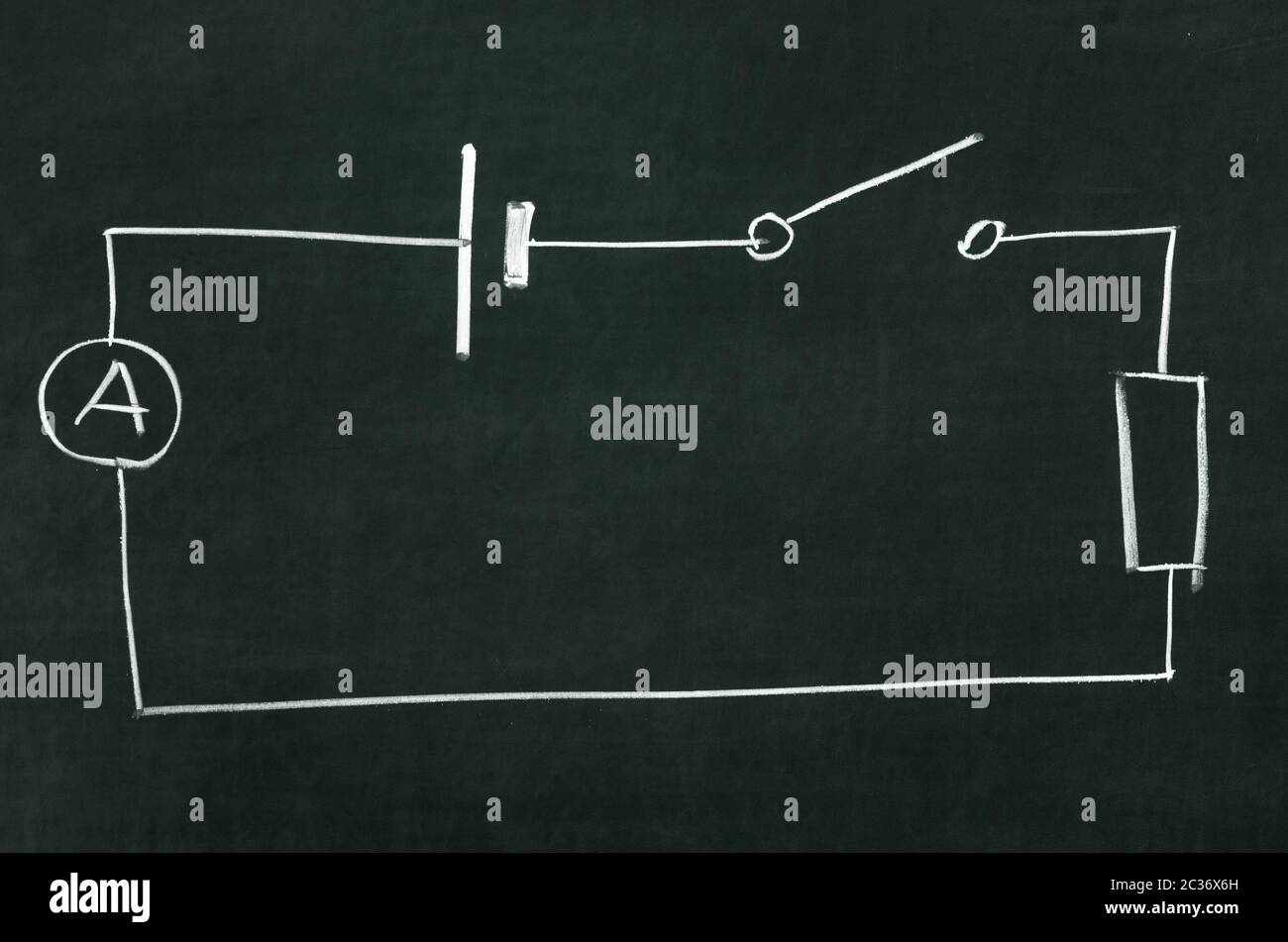 Lo schema elettrico disegnato su una lavagna con gesso Foto Stock