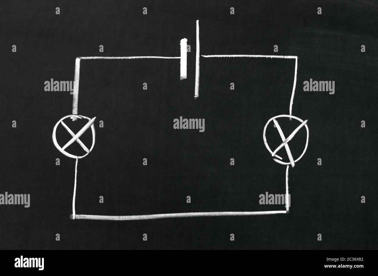 Lo schema elettrico disegnato su una lavagna con gesso Foto Stock