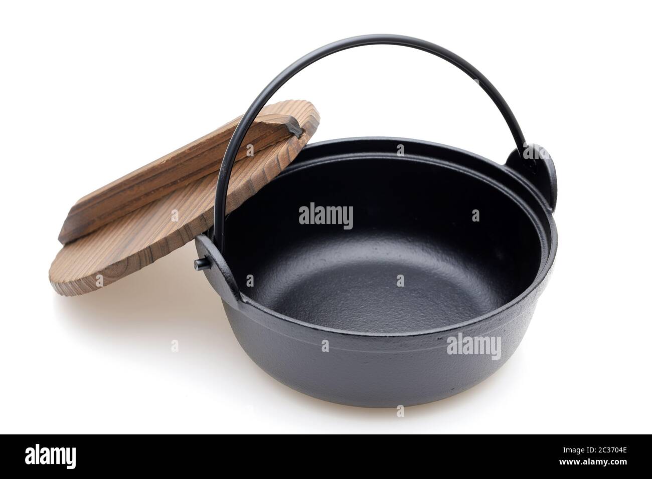 Vasellame giapponese, ferro nabe calda per la cottura con il coperchio di legno Foto Stock