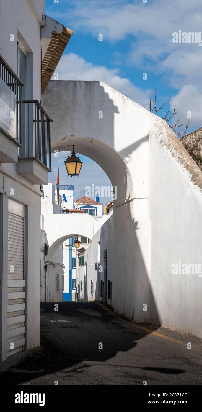 Vista su una strada stretta con archi ad Albufeira nell'Algarve, Portogallo Foto Stock