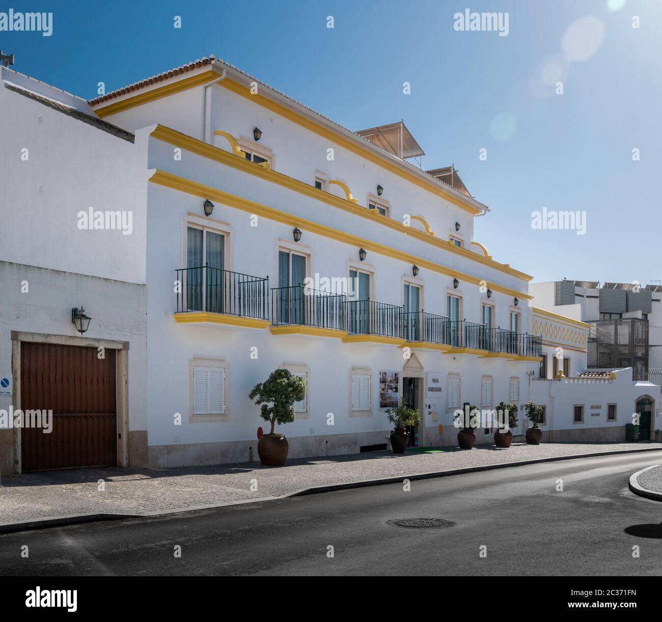 Facciata di un hotel nella località di Albufiera, Algarve, Portogallo Foto Stock