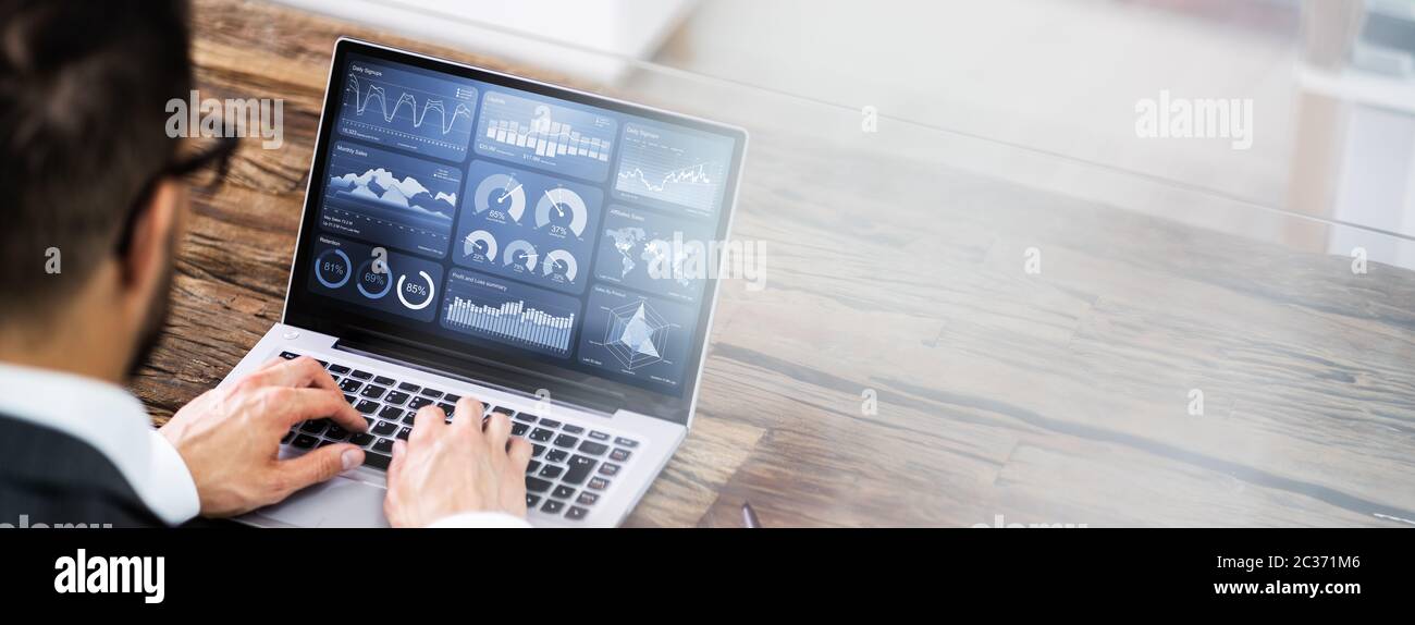 Uomo d'affari che utilizza la tecnologia di analisi KPI e i dati di borsa Foto Stock