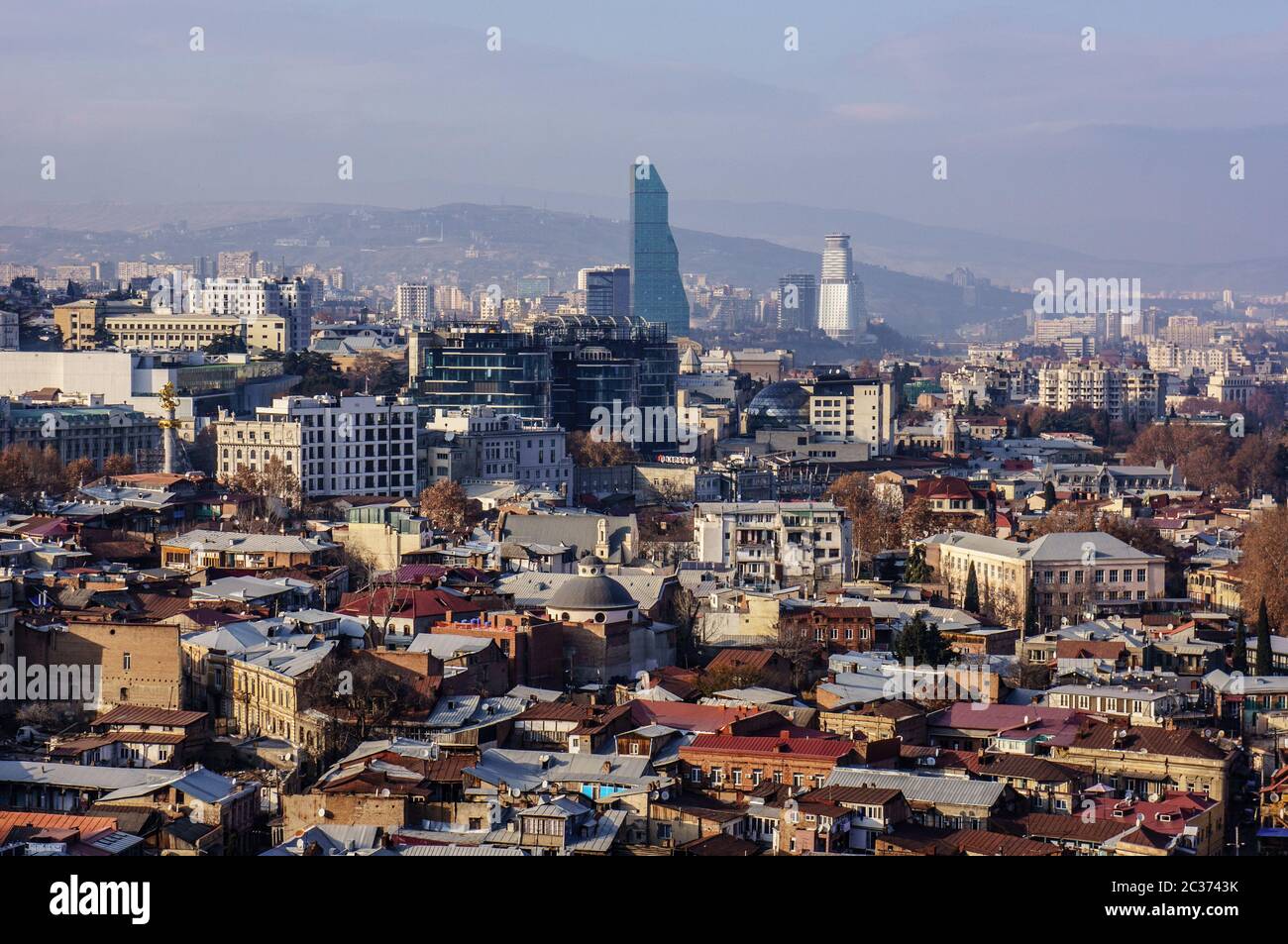 Tbilisi, Georgia - Dicembre 31 2019: Vista dei tetti delle case nel centro di Tbilisi. Città vecchia e tetti di tegole in Georgia Foto Stock