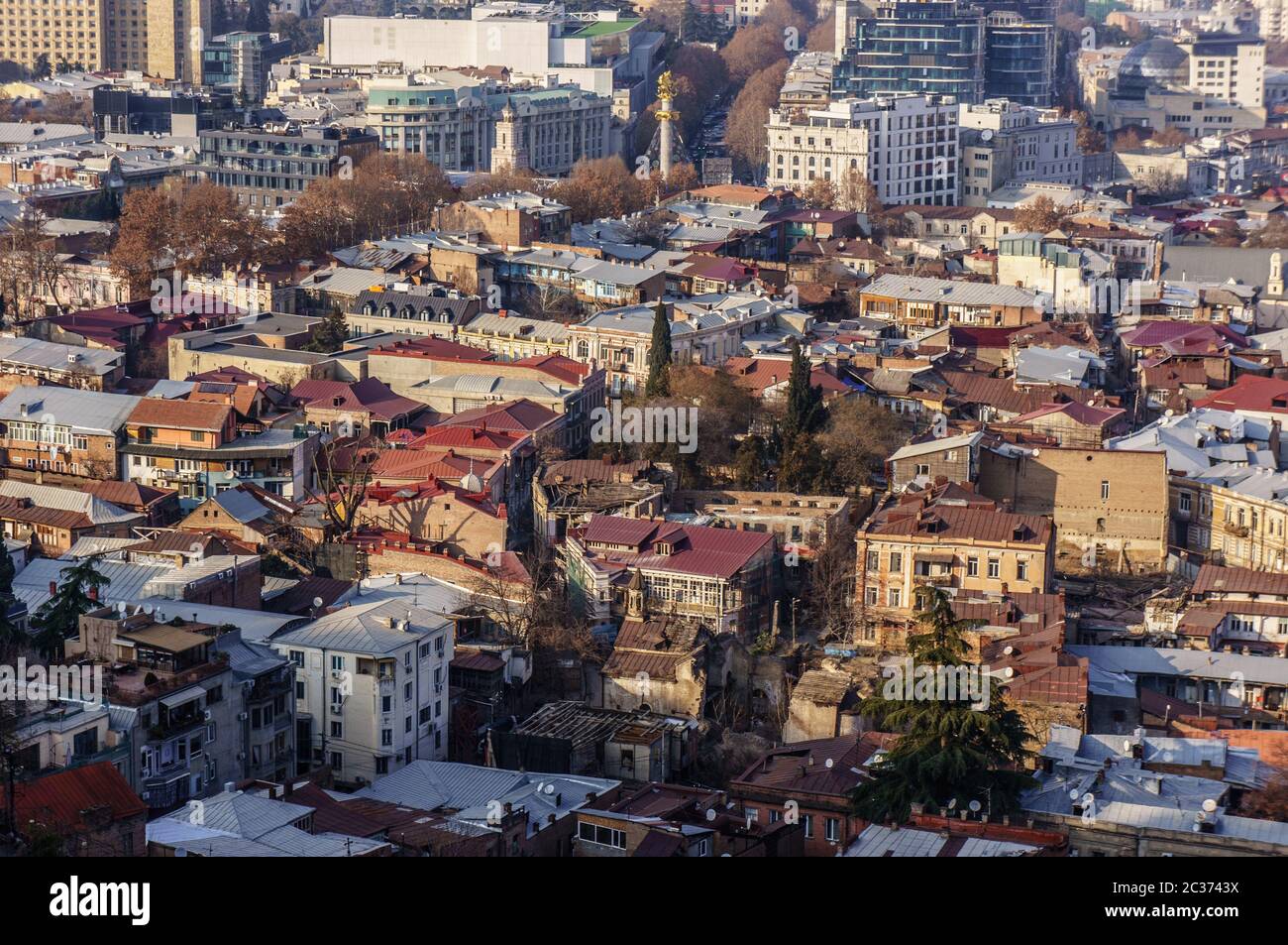 Tbilisi, Georgia - Dicembre 31 2019: Vista dei tetti delle case nel centro di Tbilisi. Città vecchia e tetti di tegole in Georgia Foto Stock