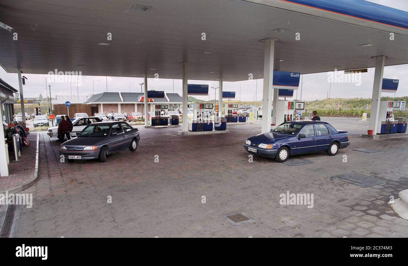 Distributore di benzina Gulf con veicoli vecchi, a St Helens, Lancashire, inghilterra nord-occidentale, Regno Unito nel 1996 Foto Stock