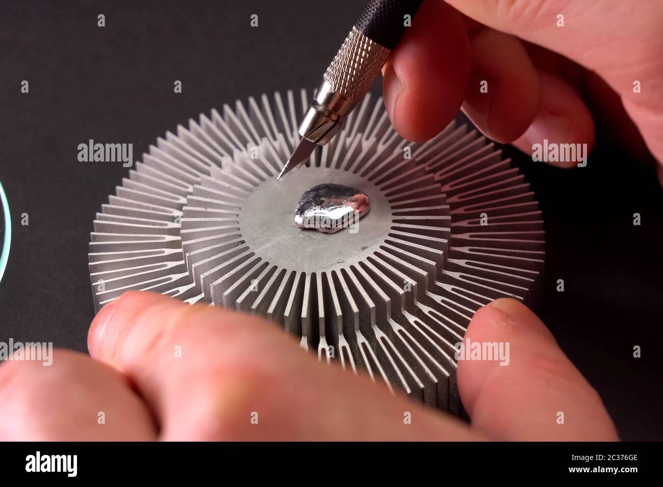 Metallo liquido su un radiatore di raffreddamento del processore di alluminio Foto Stock