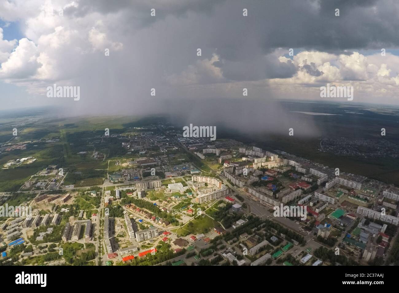 Fronte tempestoso sulla città, vista aerea della pioggia e tuono. Foto Stock