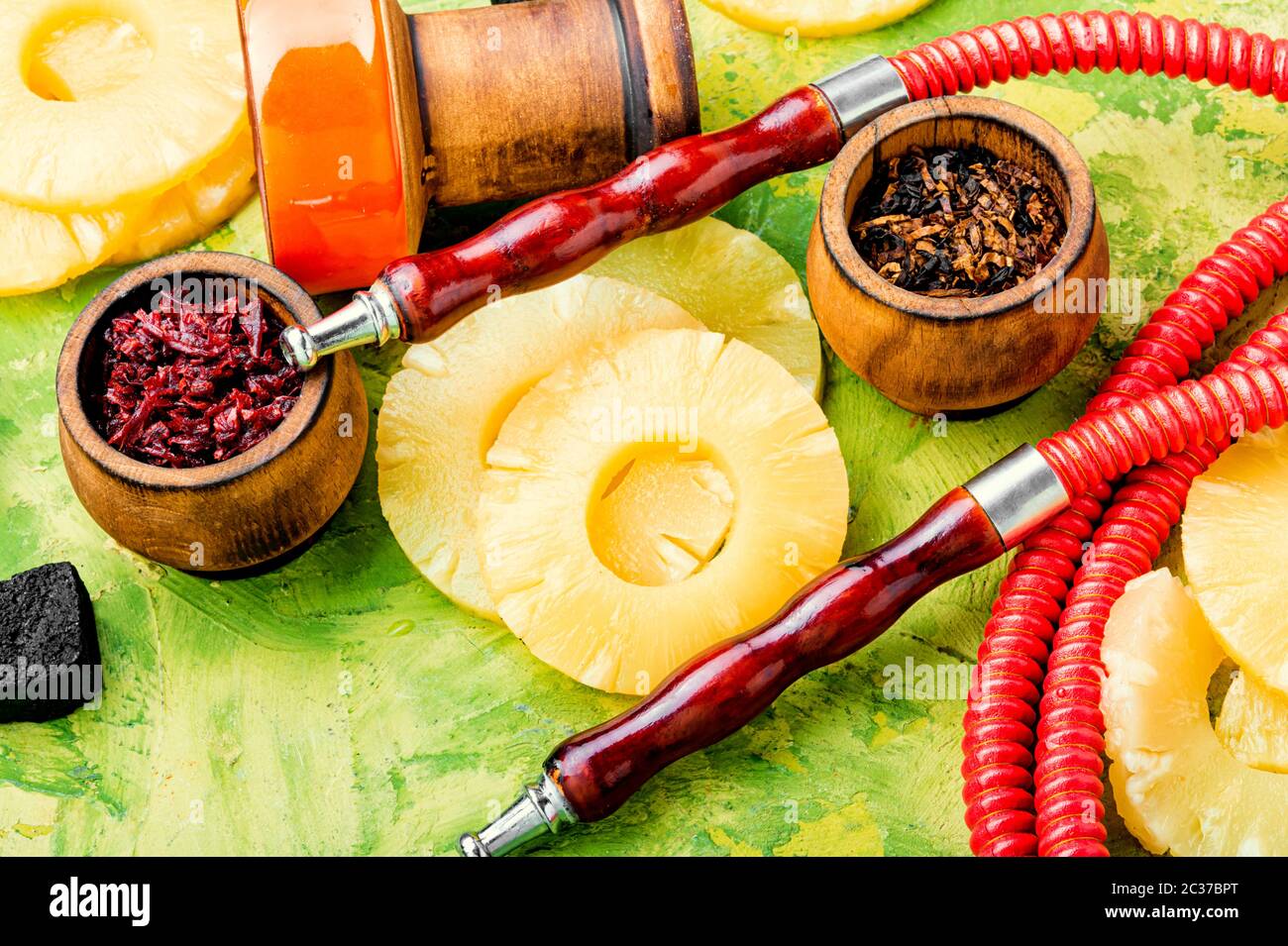 Arabian fumare shisha. Hookah tabacco con aroma di ananas.Ananas narghilè. Foto Stock