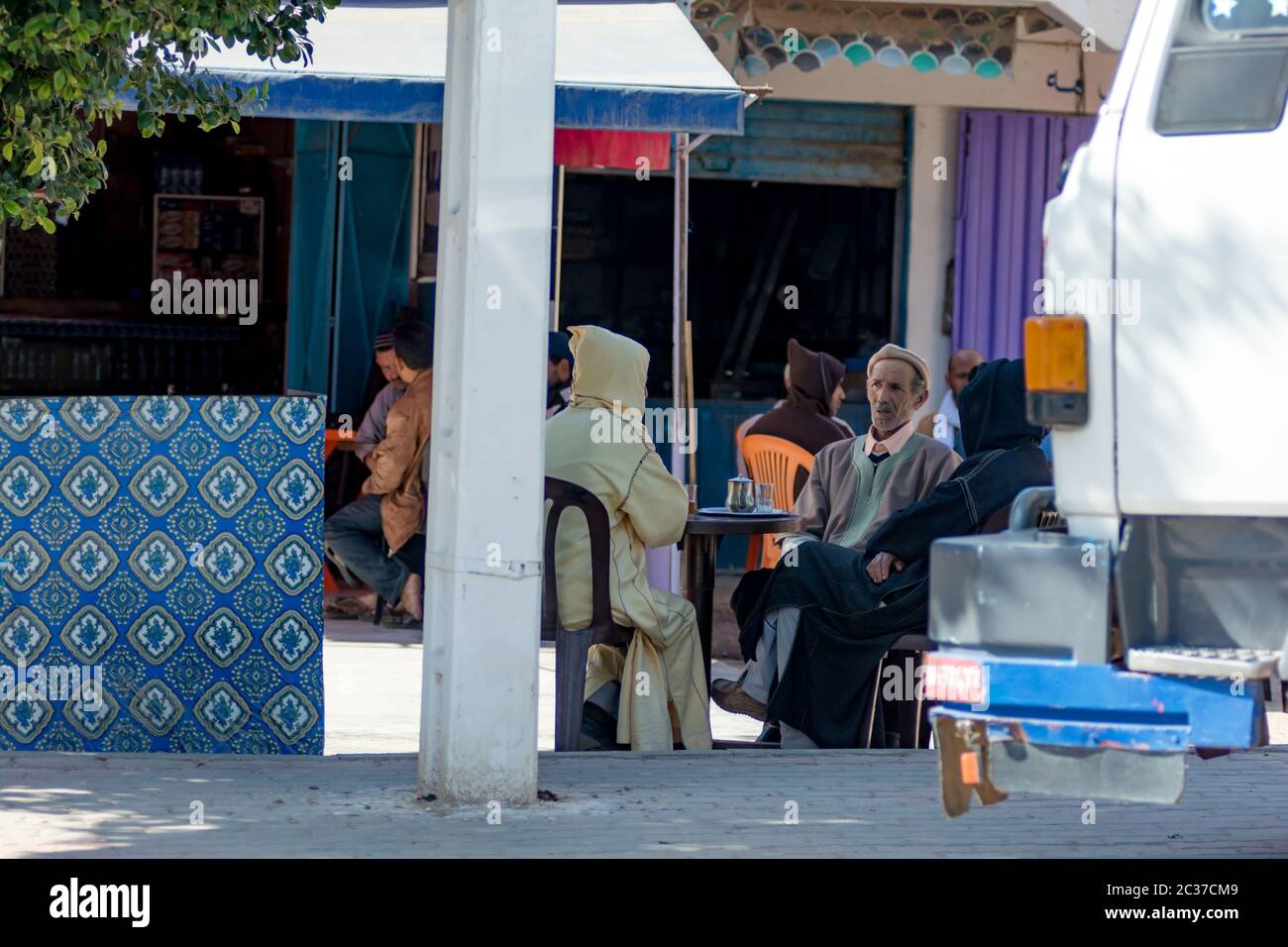 Agadir, Marocco, 2019 febbraio: Vecchi uomini musulmani che indossano abiti  tradizionali marocchini o tuniche. Uomini che parlano per strada del povero  villaggio marocchino Foto stock - Alamy