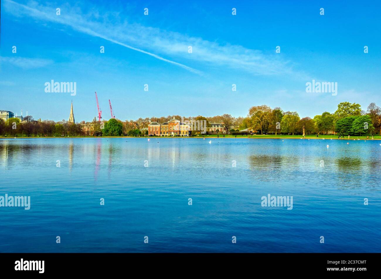 Kensington Palace Gardens in una mattina di primavera situato nel centro di Londra, Regno Unito Foto Stock