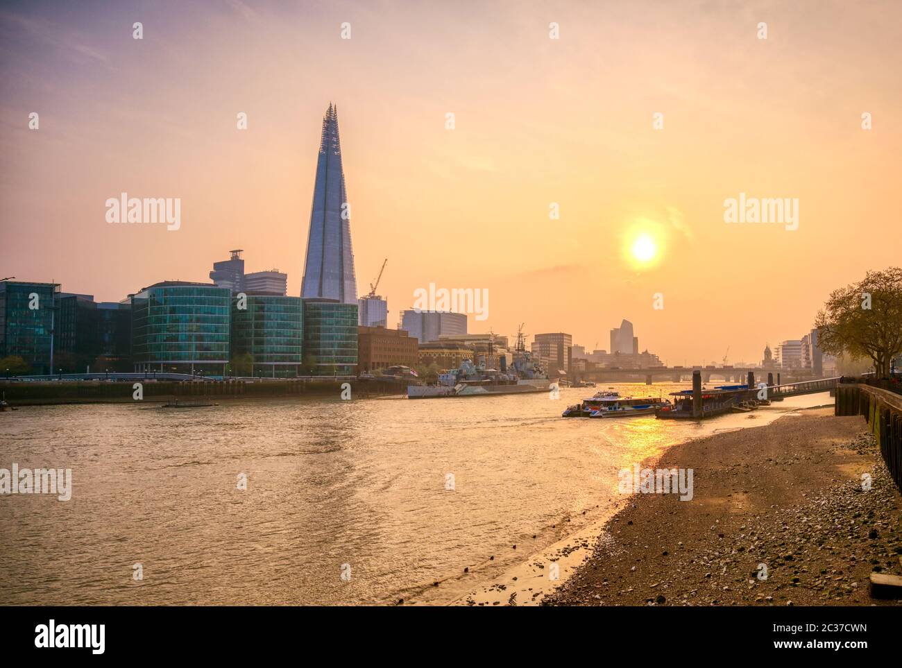 Una vista lungo il Tamigi al tramonto a Londra, Regno Unito Foto Stock