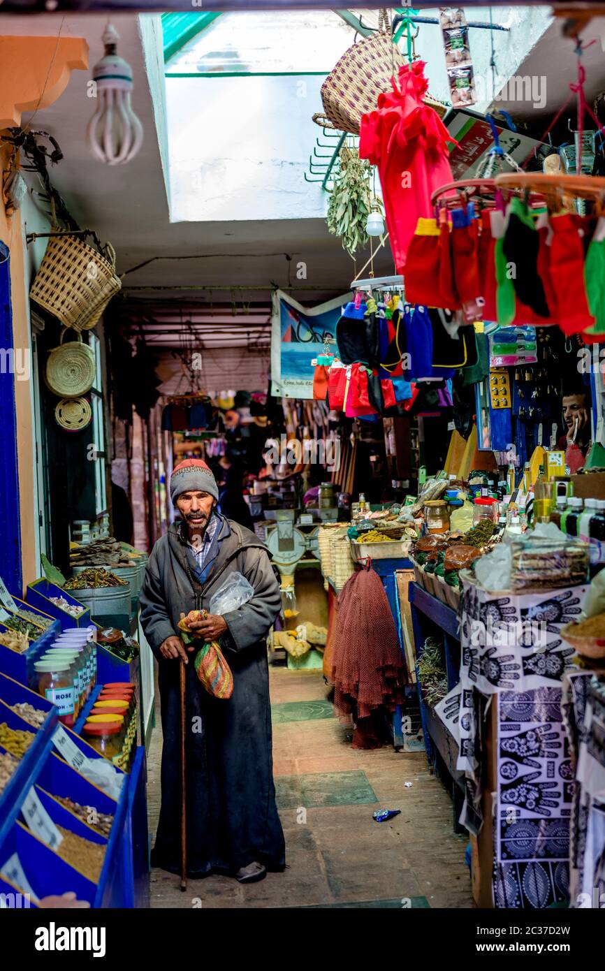 Essaouira, Marocco, 2019 febbraio: Vecchio povero musulmano al mercato di strada tradizionale in Marocco. Medina della città vecchia marocchina con negozi Foto Stock