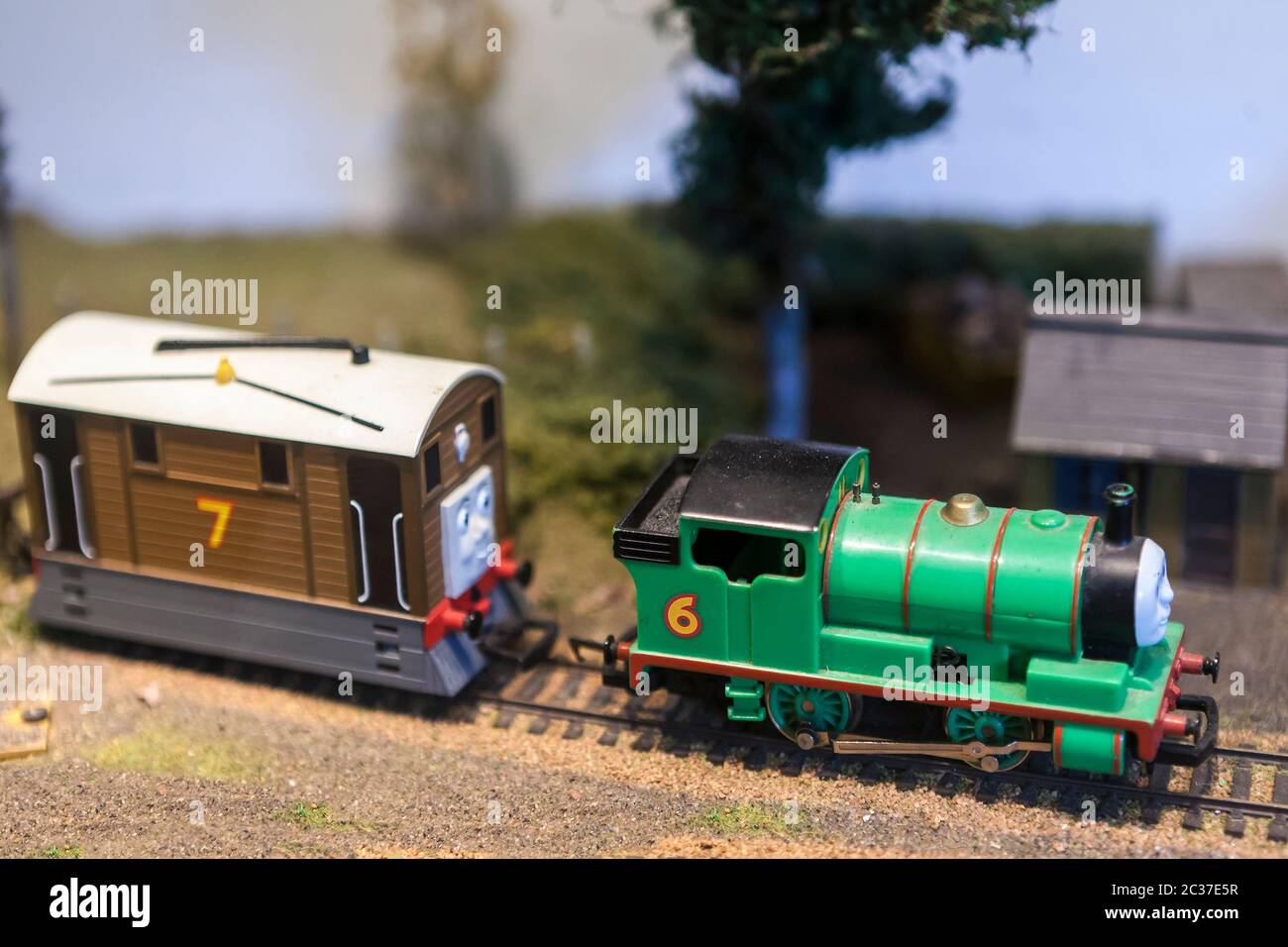 Modelli di treni: Percy e Toby da Thomas The Tank Engine e amici, presso Alresford Station, Mid-Hants Steam Railway, Hampshire, Inghilterra, Regno Unito Foto Stock