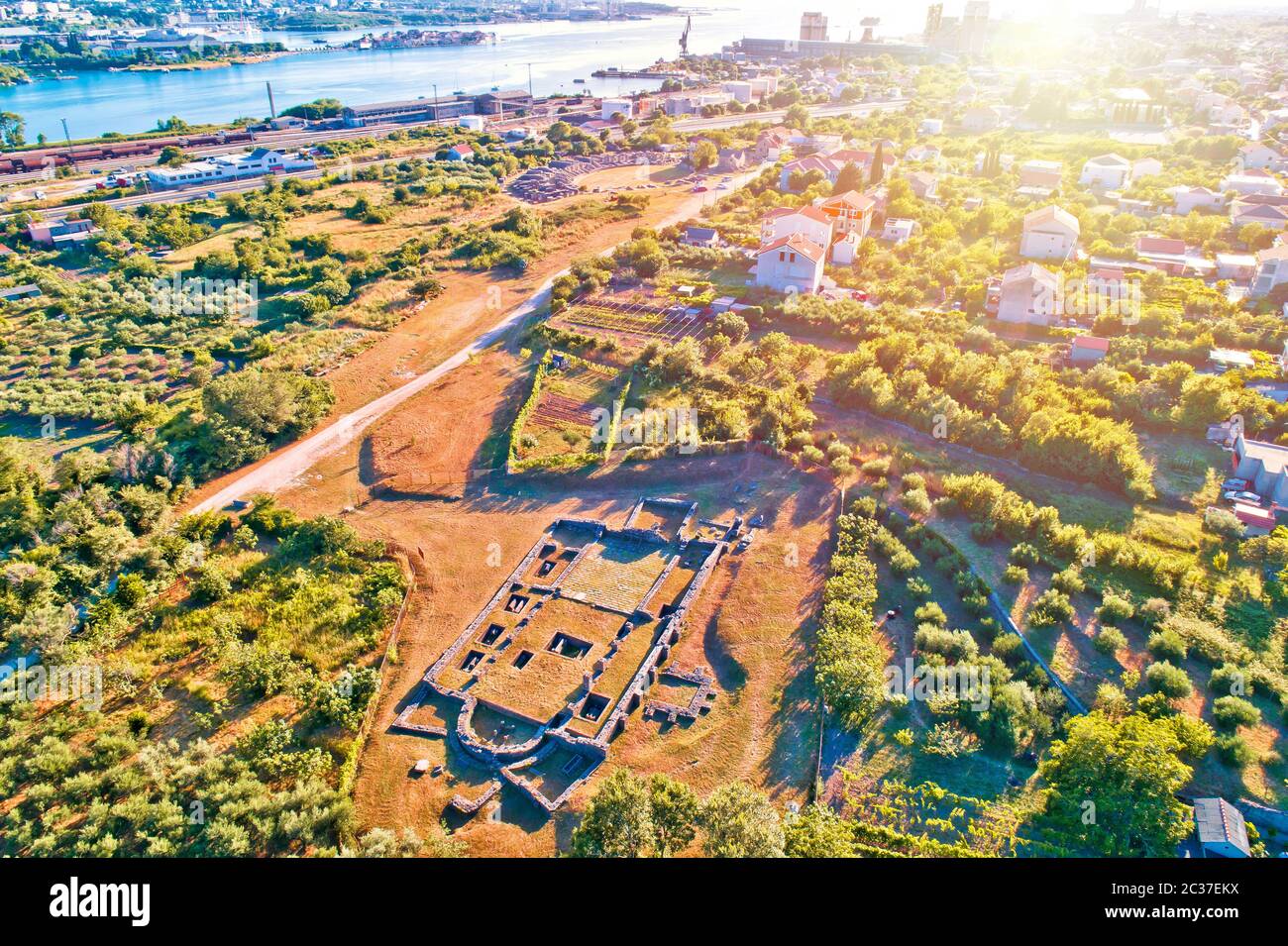 Vista aerea del tramonto sulle antiche rovine di Salona o Solin Foto Stock