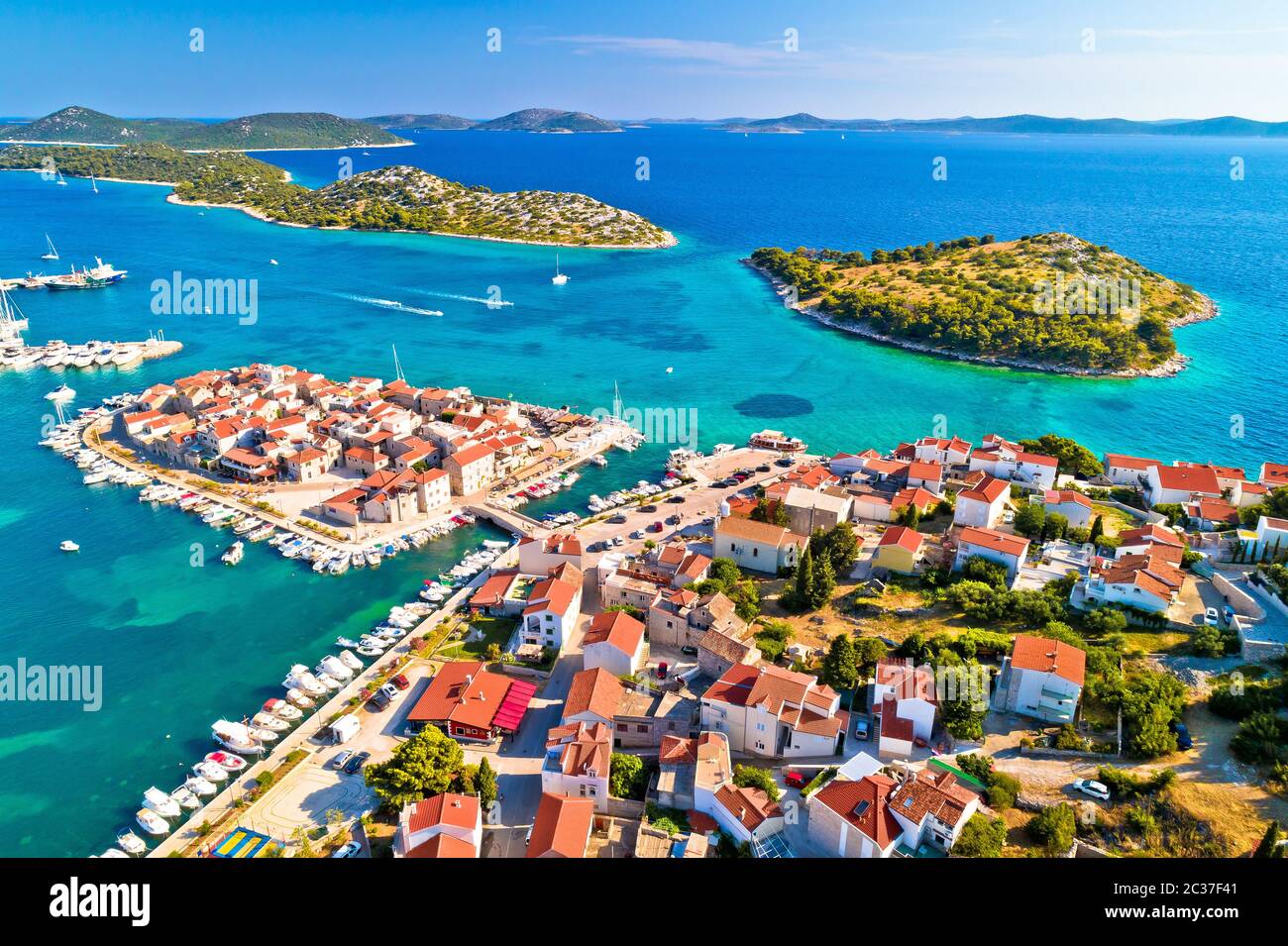 Tribunj città vecchia isola e arcipelago della Dalmazia centrale vista aerea Foto Stock