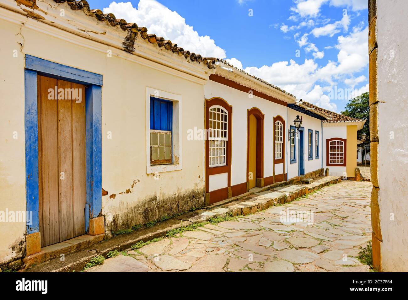 Vecchia strada acciottolata con case in architettura coloniale Foto Stock