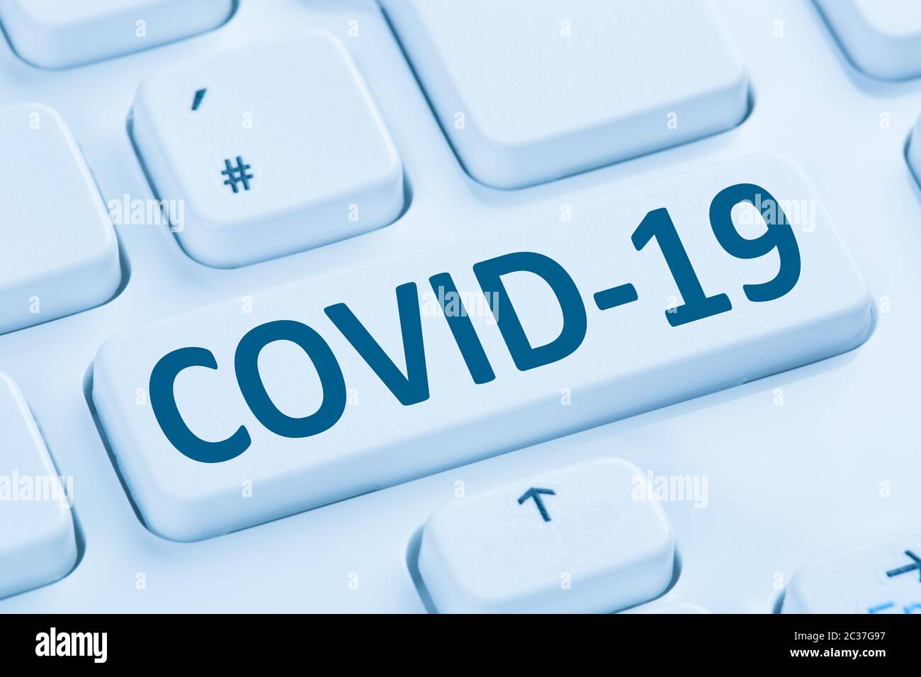 COVID-19 COVID Coronavirus infezione da virus corona malattia malattia malattia computer tastiera internet Foto Stock