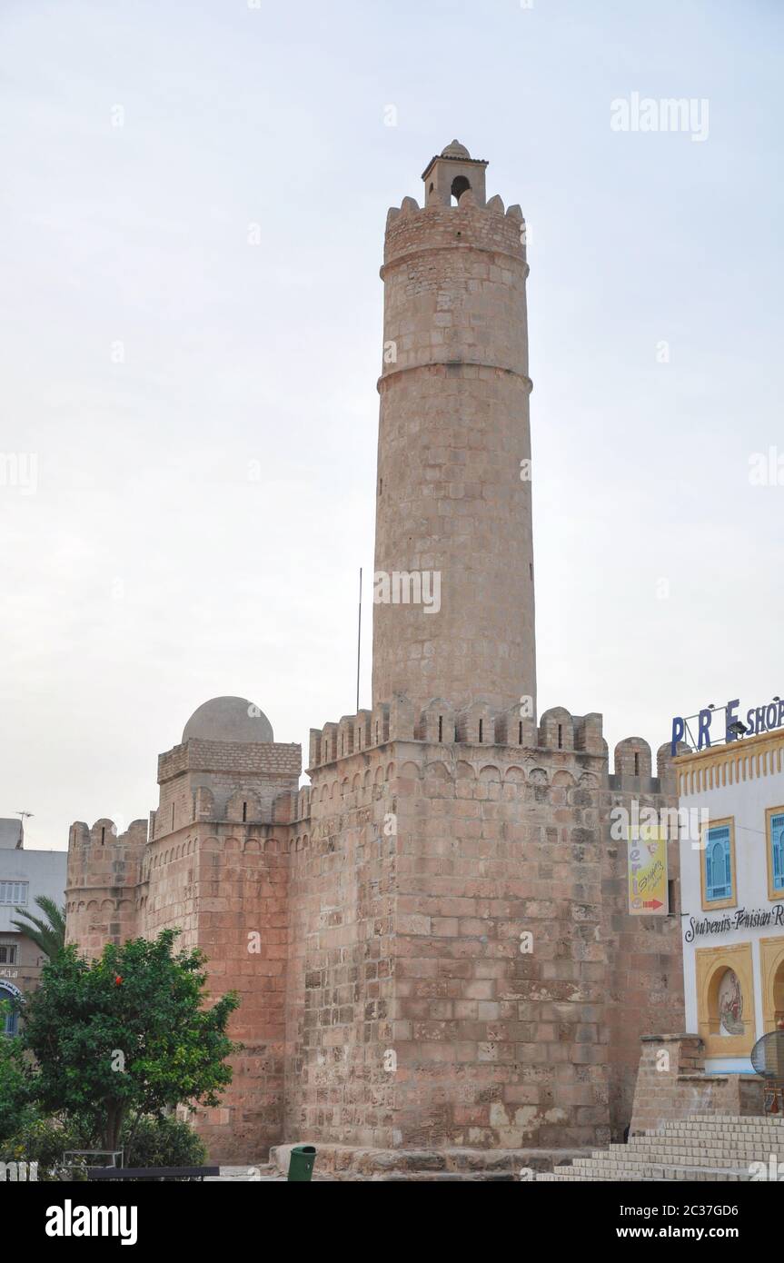 Sousse, TUNISIA - 02 febbraio 2009: Ribat (stile Aghlabid) - angolo sud-est della parete esterna con una torre cilindrica di guardia. Foto Stock