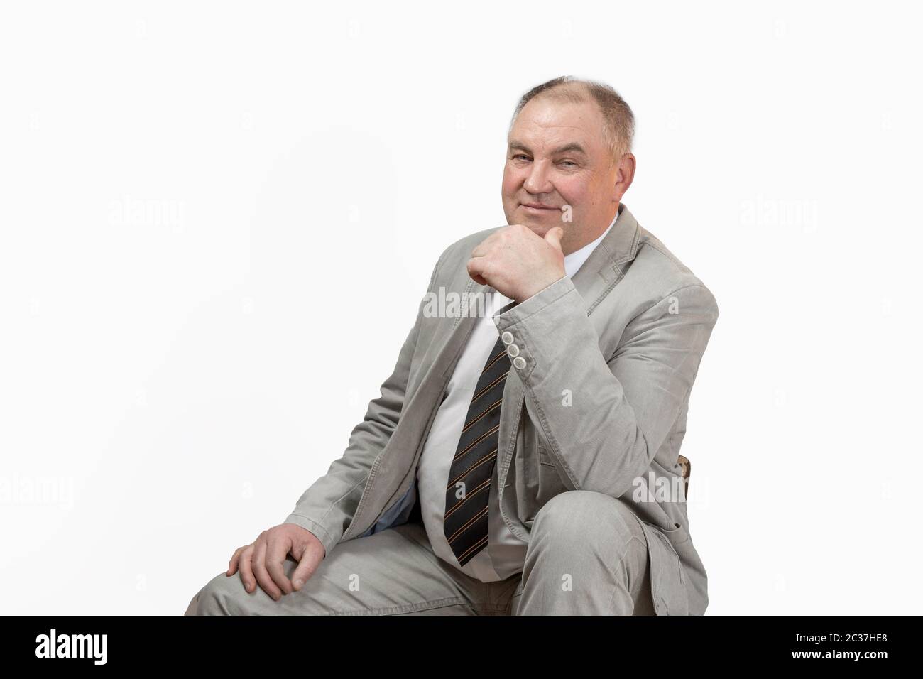 Ritratto di un uomo maturo in una giacca grigia, uomo d'affari guardando la macchina fotografica Foto Stock