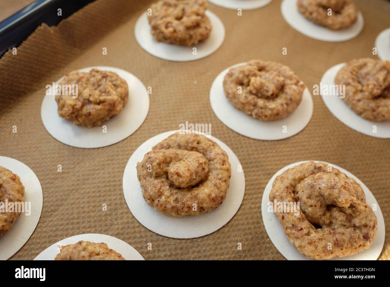 Materie nocciola amaretti sulla piastra e la carta da forno Foto Stock