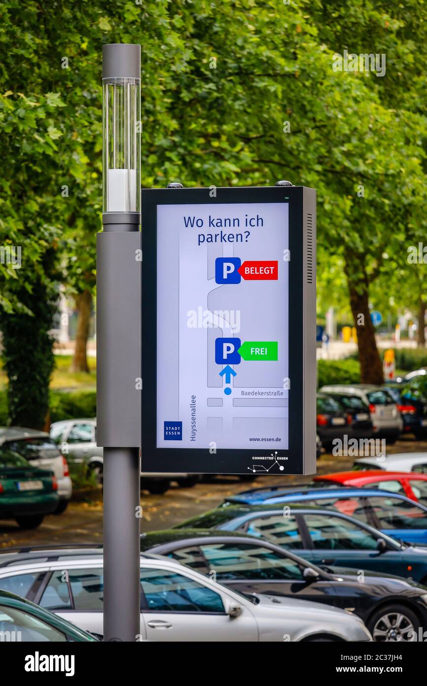 Essen, Ruhr Area, Nord Reno-Westfalia, Germania - Smart Poles, lampade intelligenti per la strada sono addetti al parcheggio, stazione di ricarica gratuita per il c Foto Stock
