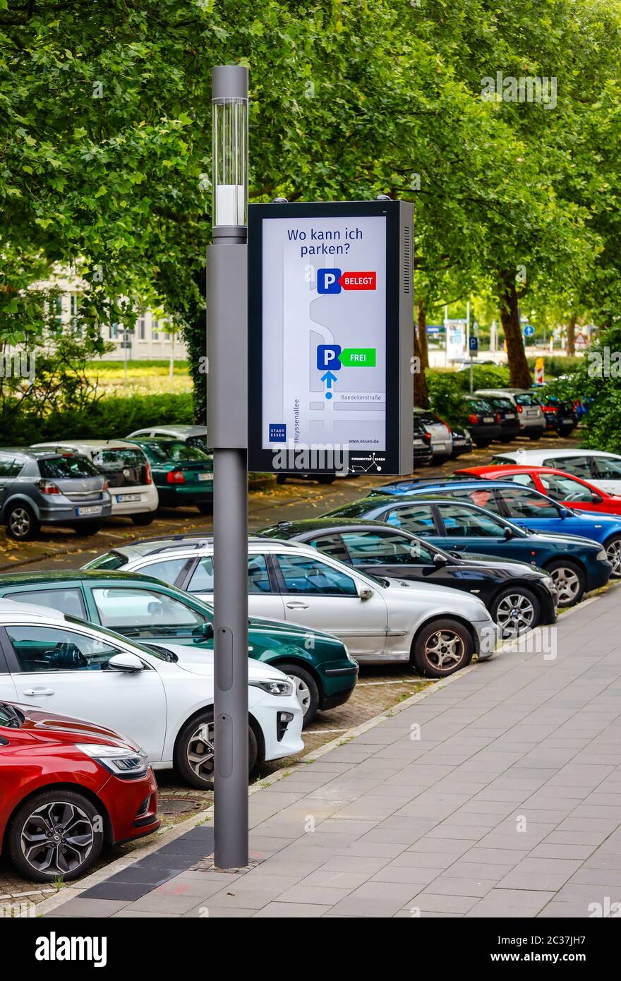 Essen, Ruhr Area, Nord Reno-Westfalia, Germania - Smart Poles, lampade intelligenti per la strada sono addetti al parcheggio, stazione di ricarica gratuita per il c Foto Stock
