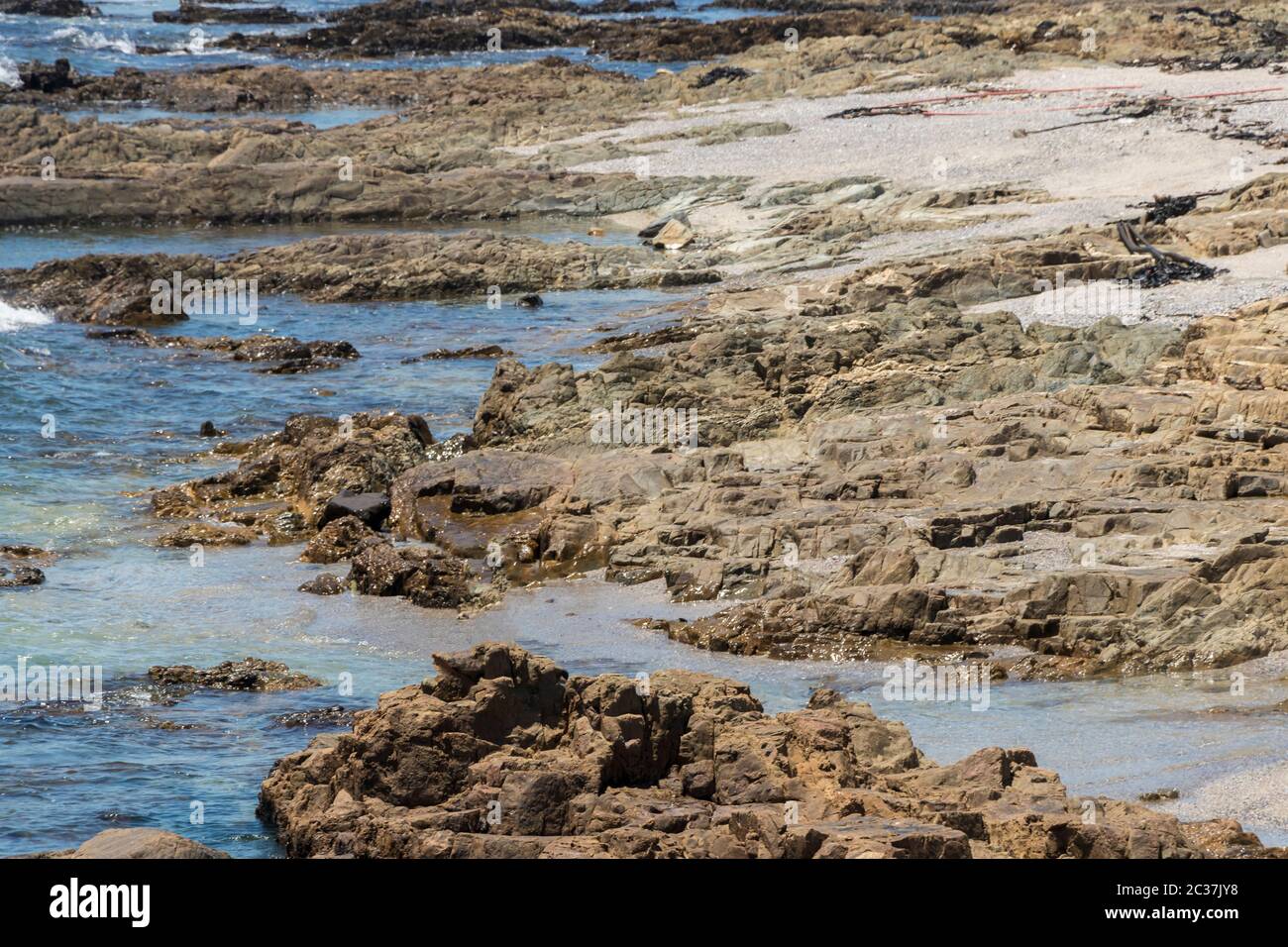 Acqua, pietre e scogliere sul mare, Sea Point promenade di Città del Capo in Sud Africa. (Texture) Foto Stock