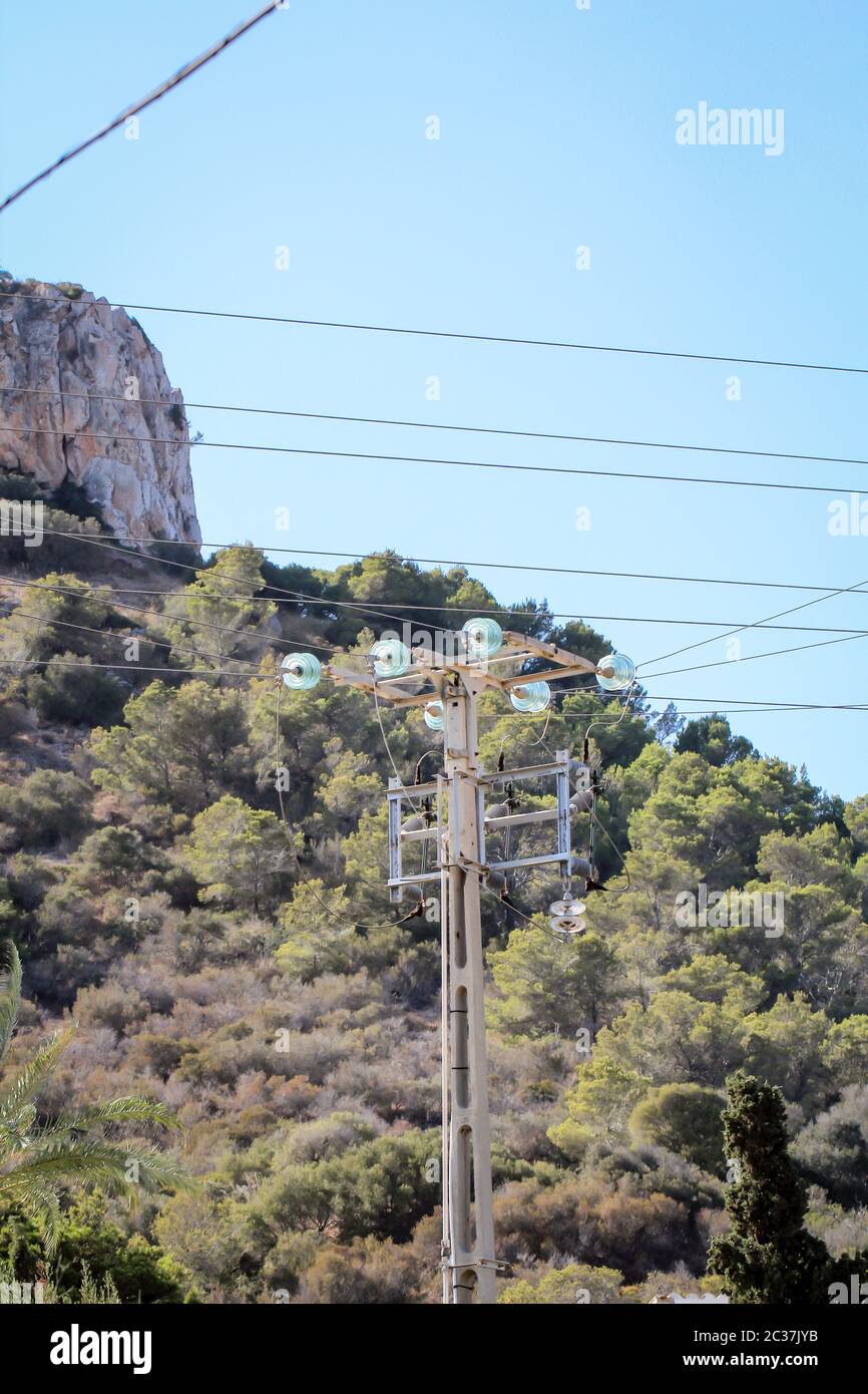 Un montante, polo di alimentazione in corrispondenza del quale le linee cambiano direzione Foto Stock