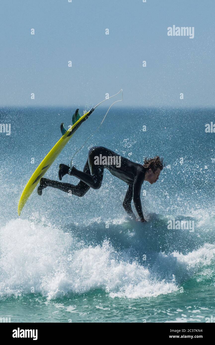 Azione spettacolare mentre un surfista si spazza a Fistral a Newquay in Cornovaglia. Foto Stock