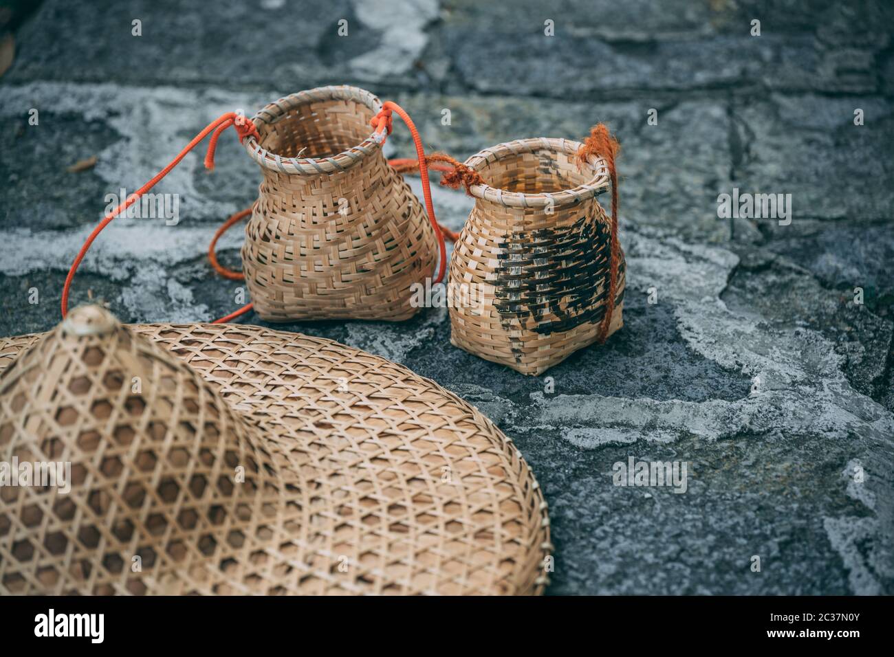Piccolo cesto in vimini ciotole con raccolti di fresco giovane di foglie di tè verde sulla struttura agricola plantation, Yangshuo, provincia di Guangxi, Cina Foto Stock
