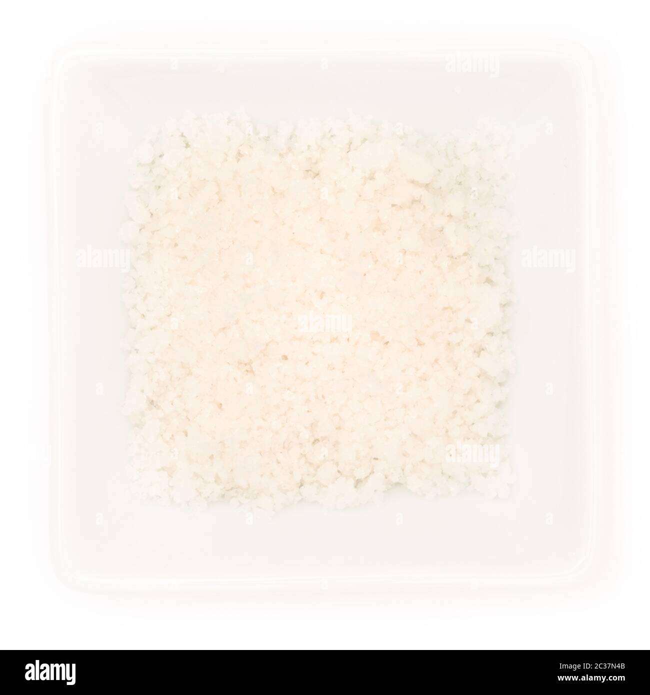 Il fleur de sel di sale marino in una ciotola bianca nella vista dall'alto Foto Stock