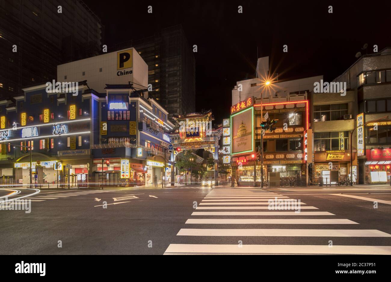 Attraversamento pedonale che conduce ad una delle porte d'ingresso di Chinatown nel quartiere Minato Mirai o Foto Stock