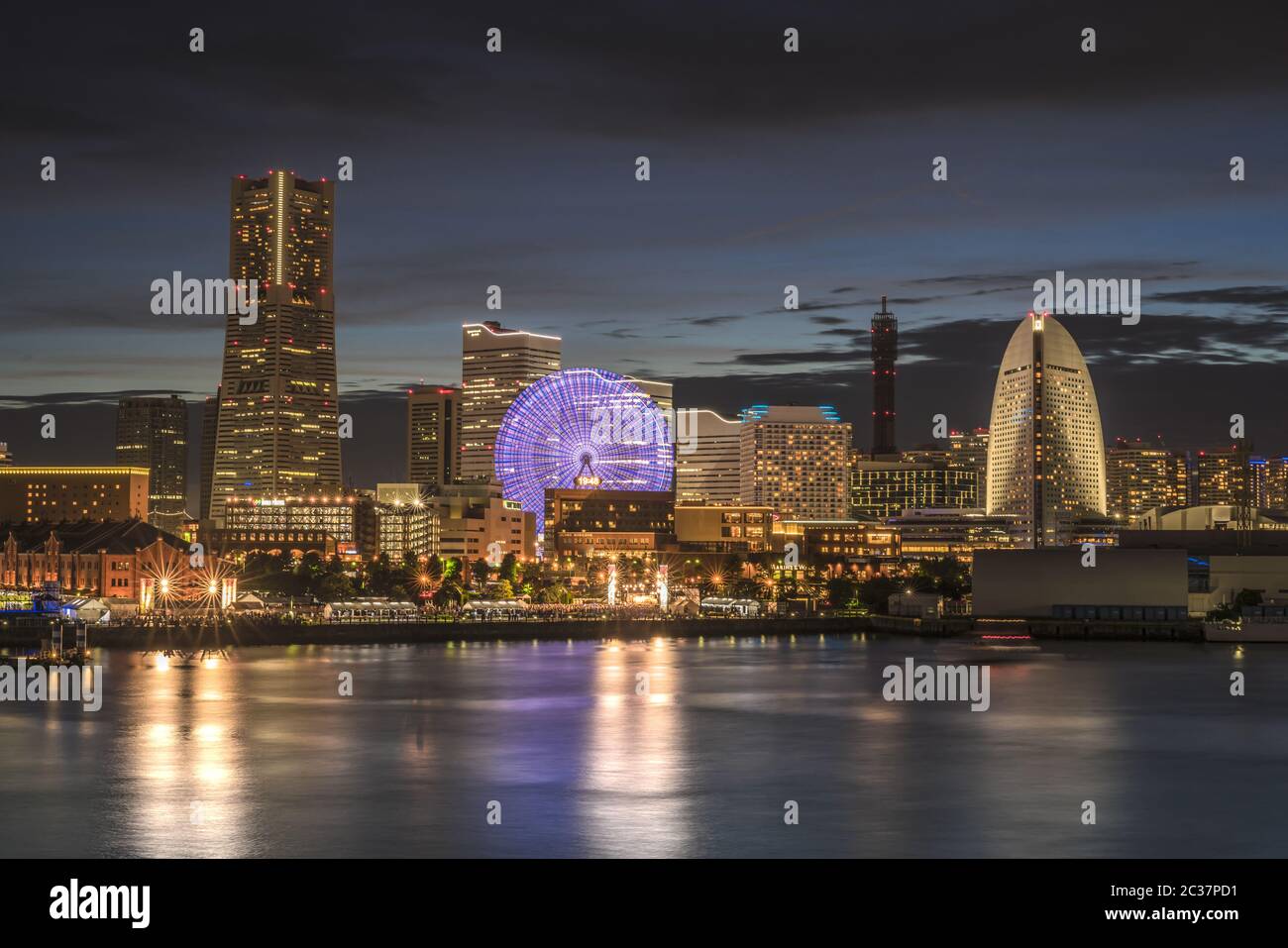 Cosmo Clock 21 Big Wheel al parco a tema Cosmo World, Landmark Tower e Pacifico Yokohama National Co Foto Stock