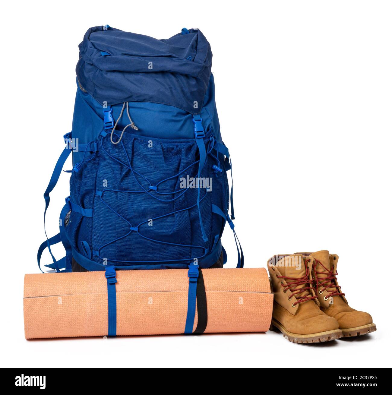 Zaino blu da trekking con tappetino fitness isolato su bianco Foto Stock