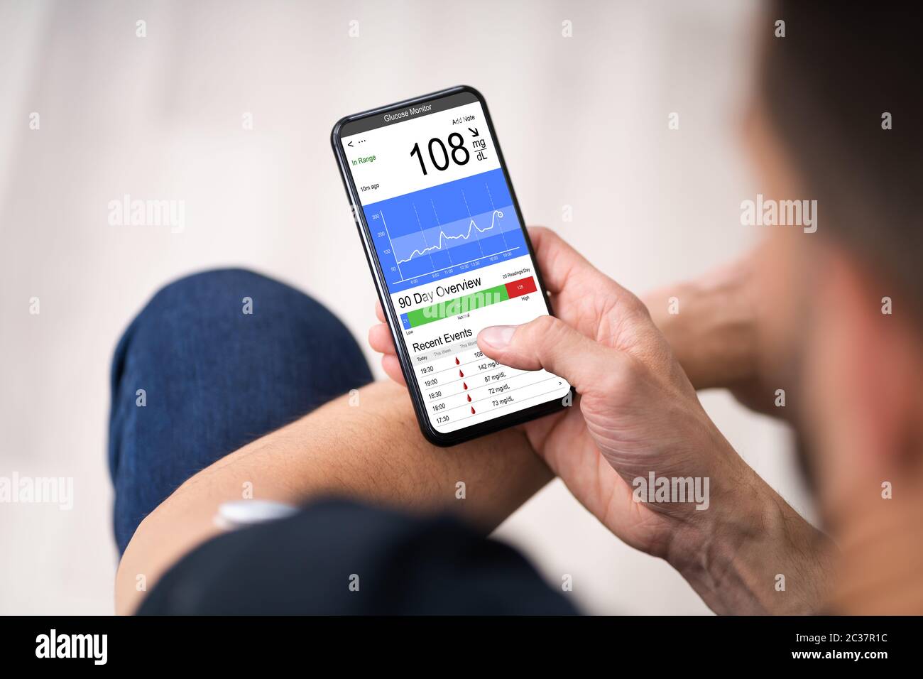 App per smartphone per il monitoraggio continuo della glicemia e test dello zucchero Foto Stock