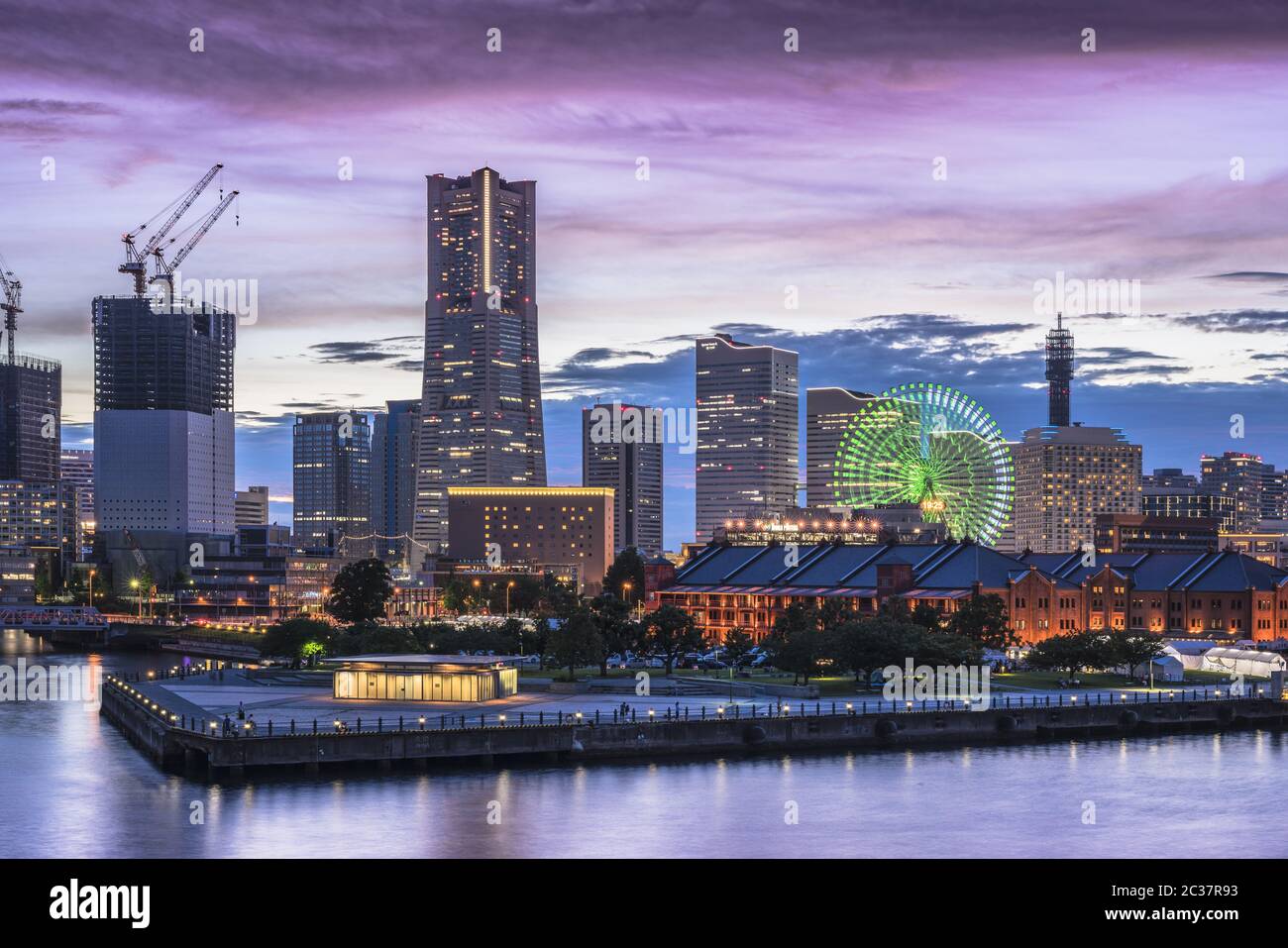 Cosmo Clock 21 Big Wheel al parco a tema Cosmo World, Landmark Tower e Pacifico Yokohama National Co Foto Stock