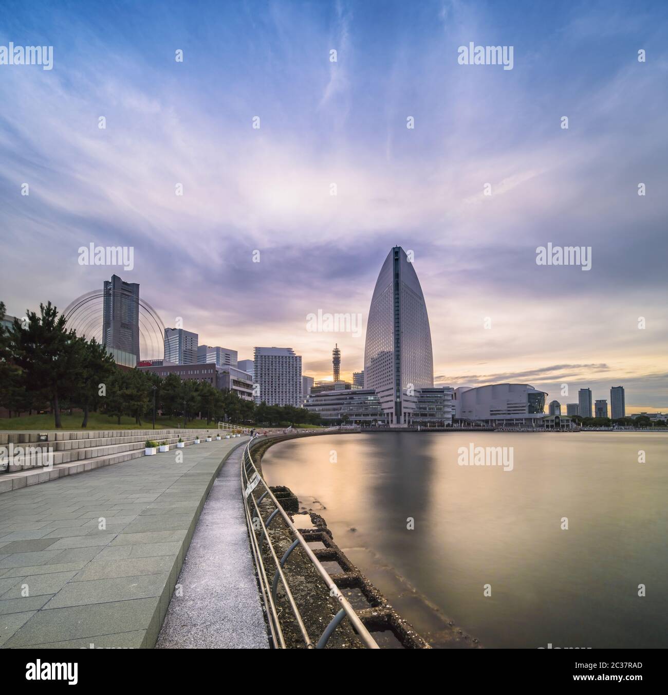 Panorama a lunga esposizione del Pacifico Yokohama National Convention Hall, il molo di Pukarisanbashi, t Foto Stock