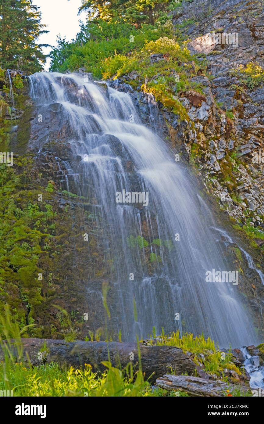 Cascate di Misty Plaisni nelle Ombre serali nel Crater Lake National Park in Oregon Foto Stock