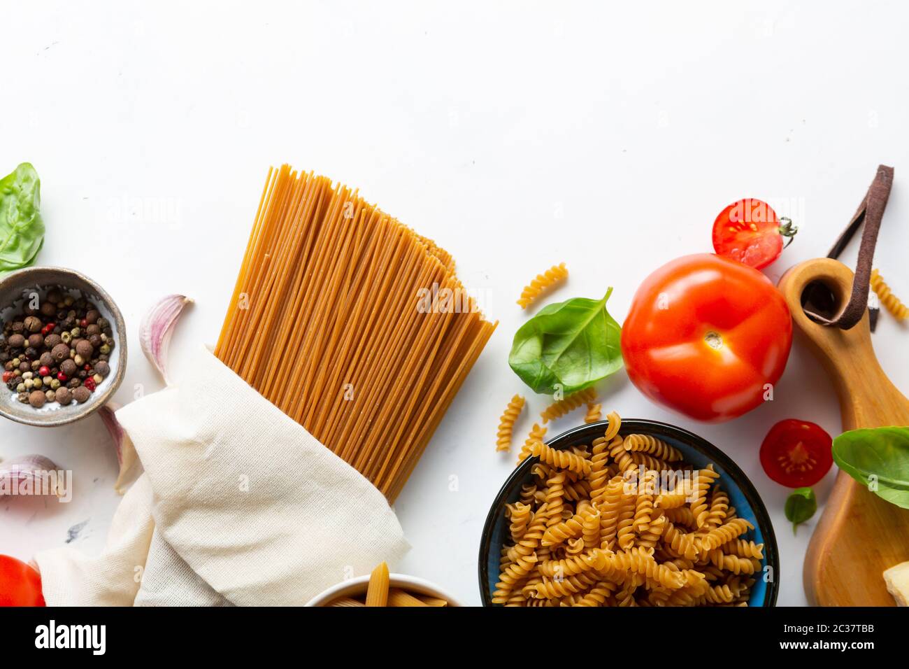 Diversi tipi di pasta a grana intera vista dall'alto Foto Stock