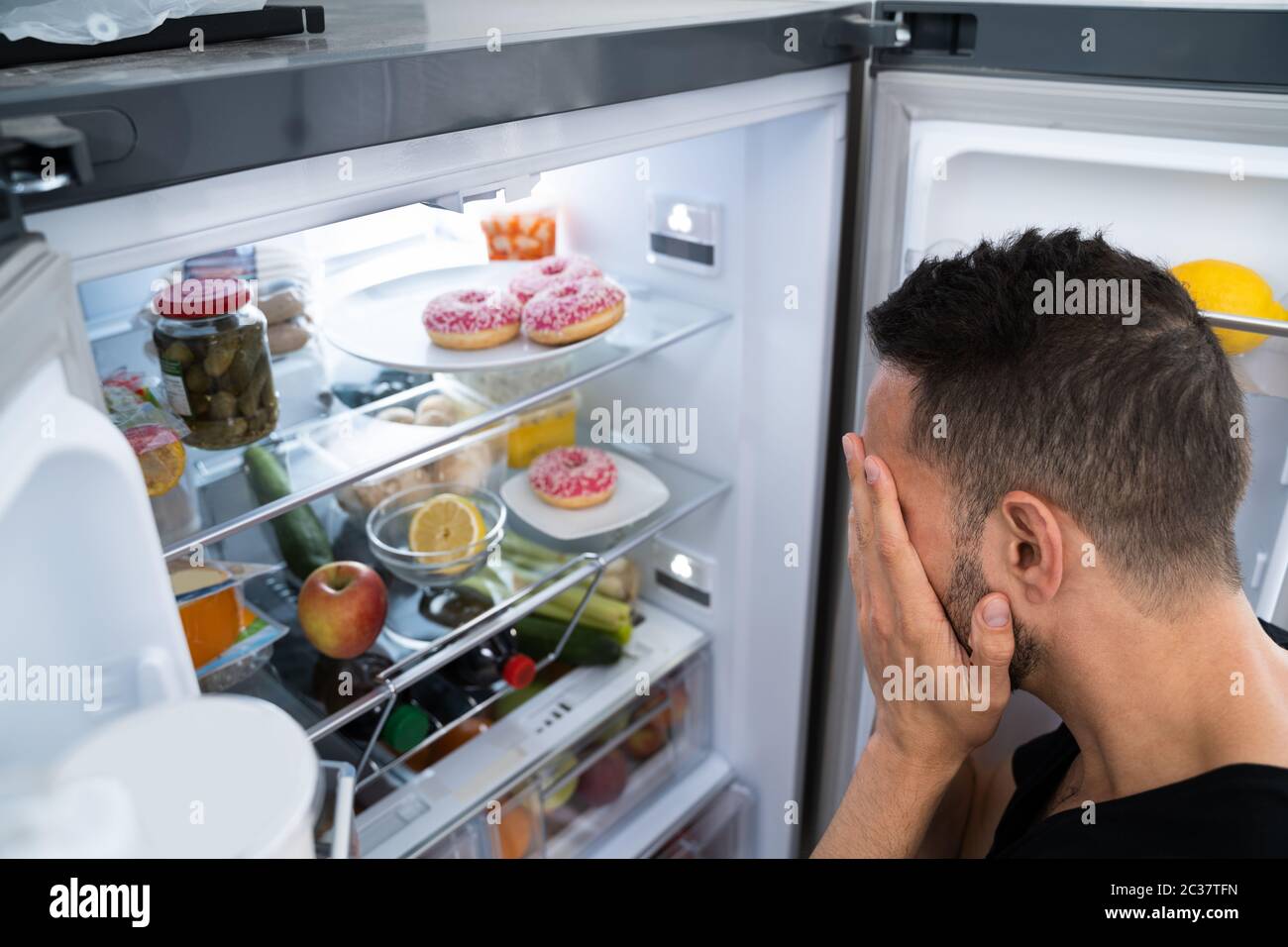 Il frigorifero o il frigorifero puzzavano di puzzolenti Foto Stock