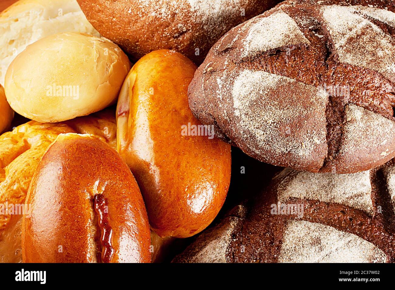 Sfondo di diversi tipi di pane pila impilati Foto Stock