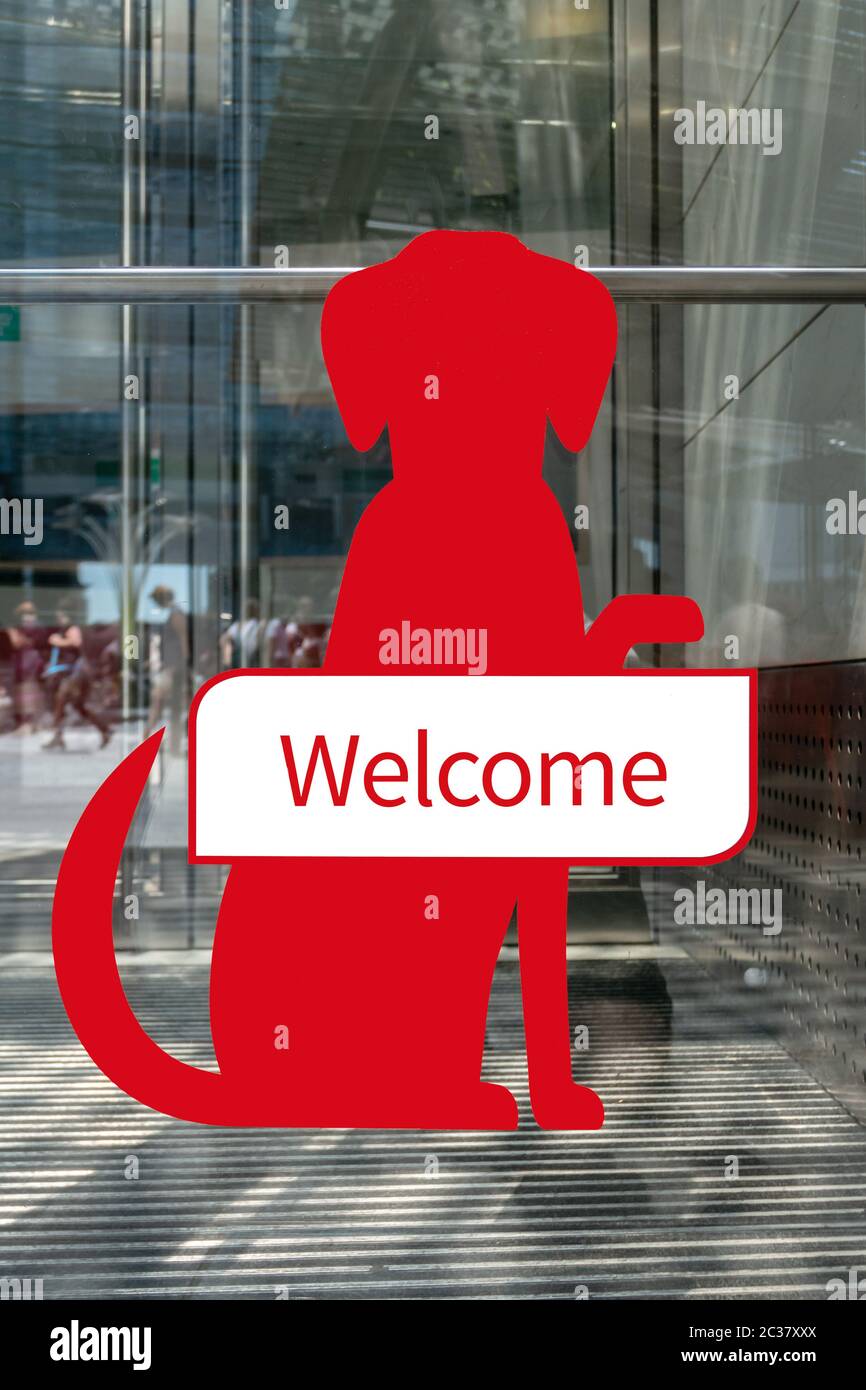 Cartello di benvenuto per cani fuori dal negozio Foto Stock