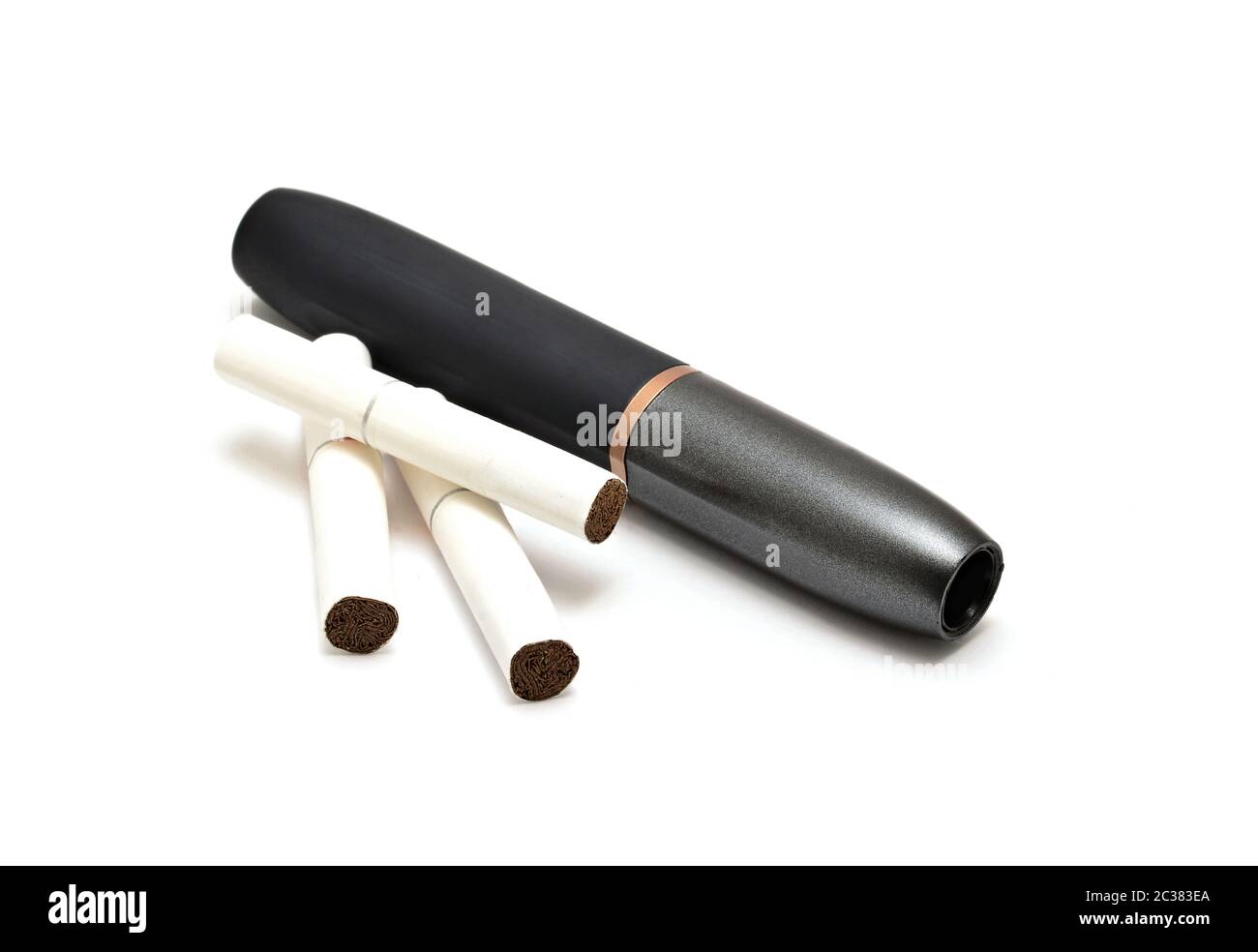 Non bruciare il riscaldatore elettronico per sigarette con bastoncini di tabacco su sfondo bianco. Fumo sano scatto concettuale. Foto Stock