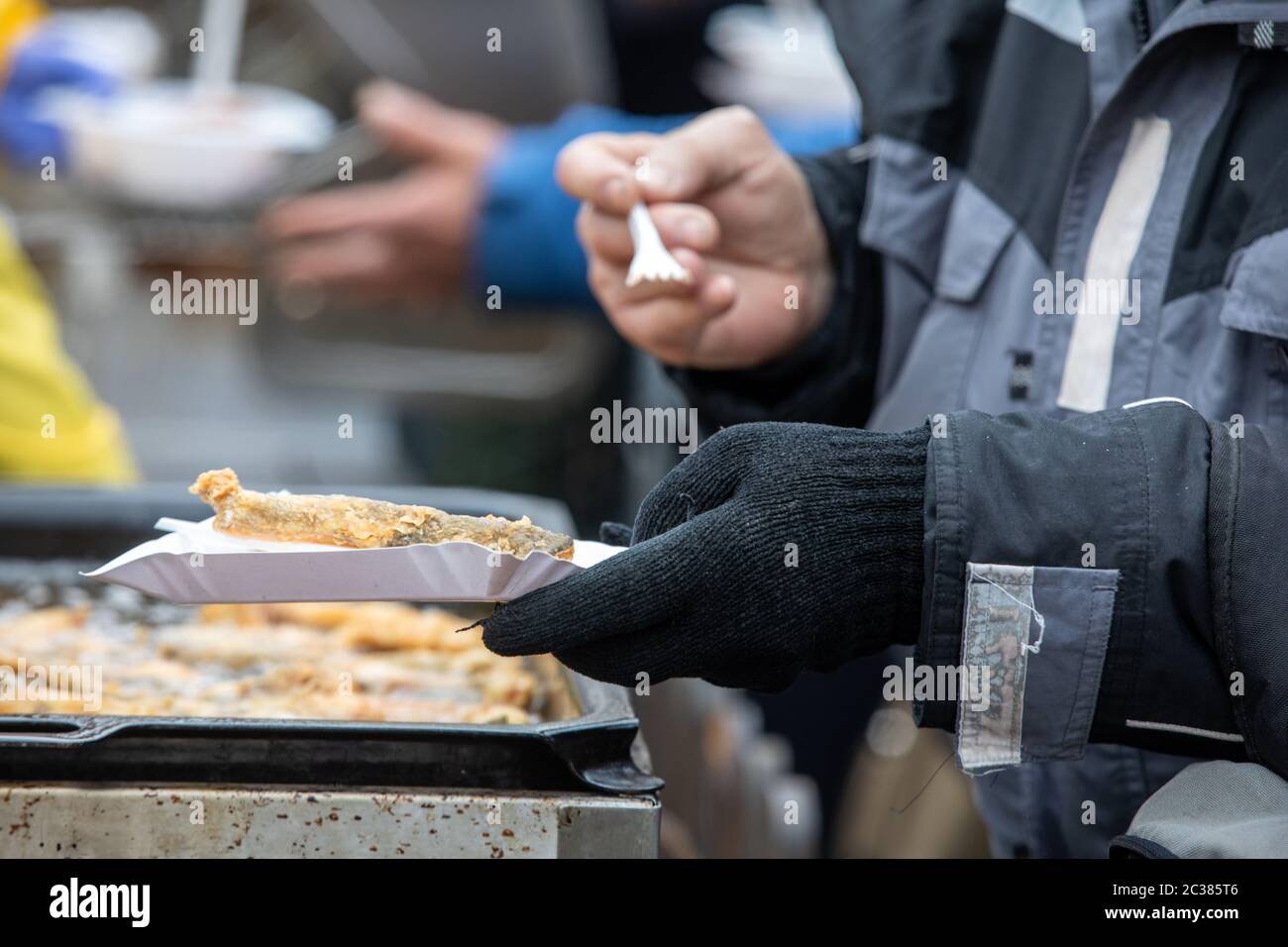 Riscaldare il cibo per i poveri e i senzatetto Foto Stock