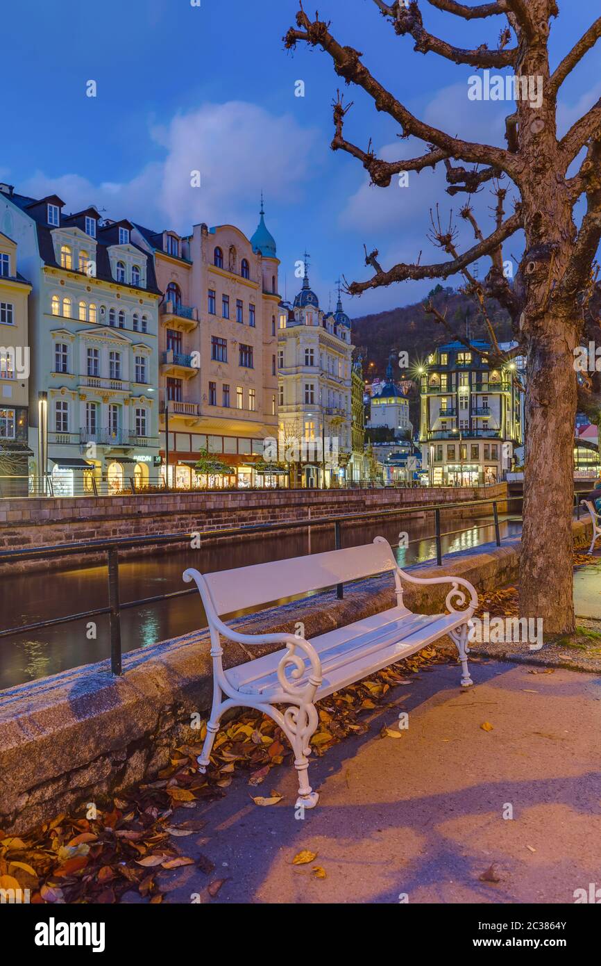 Karlovy Vary, Repubblica Ceca - 30 ottobre 2017: Argine nel centro della città Foto Stock