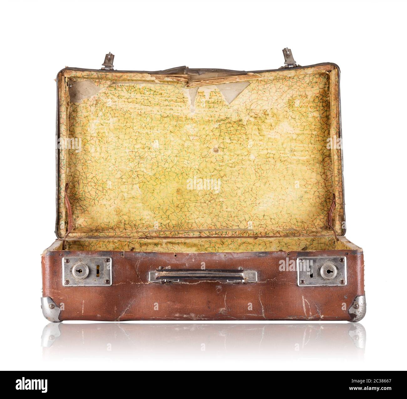 Aprire vecchia valigia con tappezzeria di colore giallo all'interno isolato su sfondo bianco Foto Stock