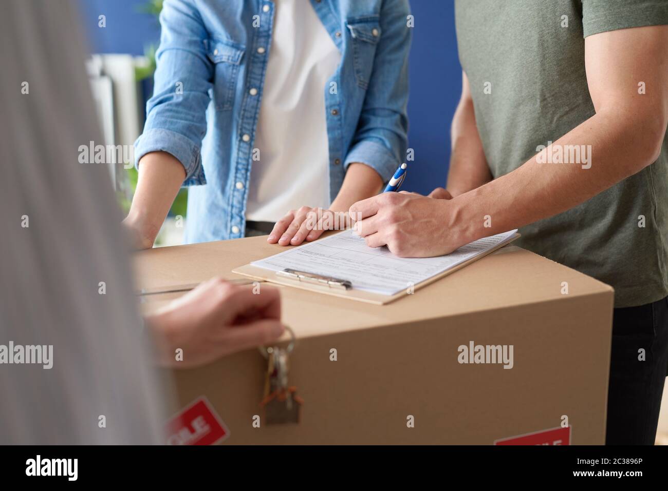 Coppia che firma un contratto di acquisto della casa Foto Stock