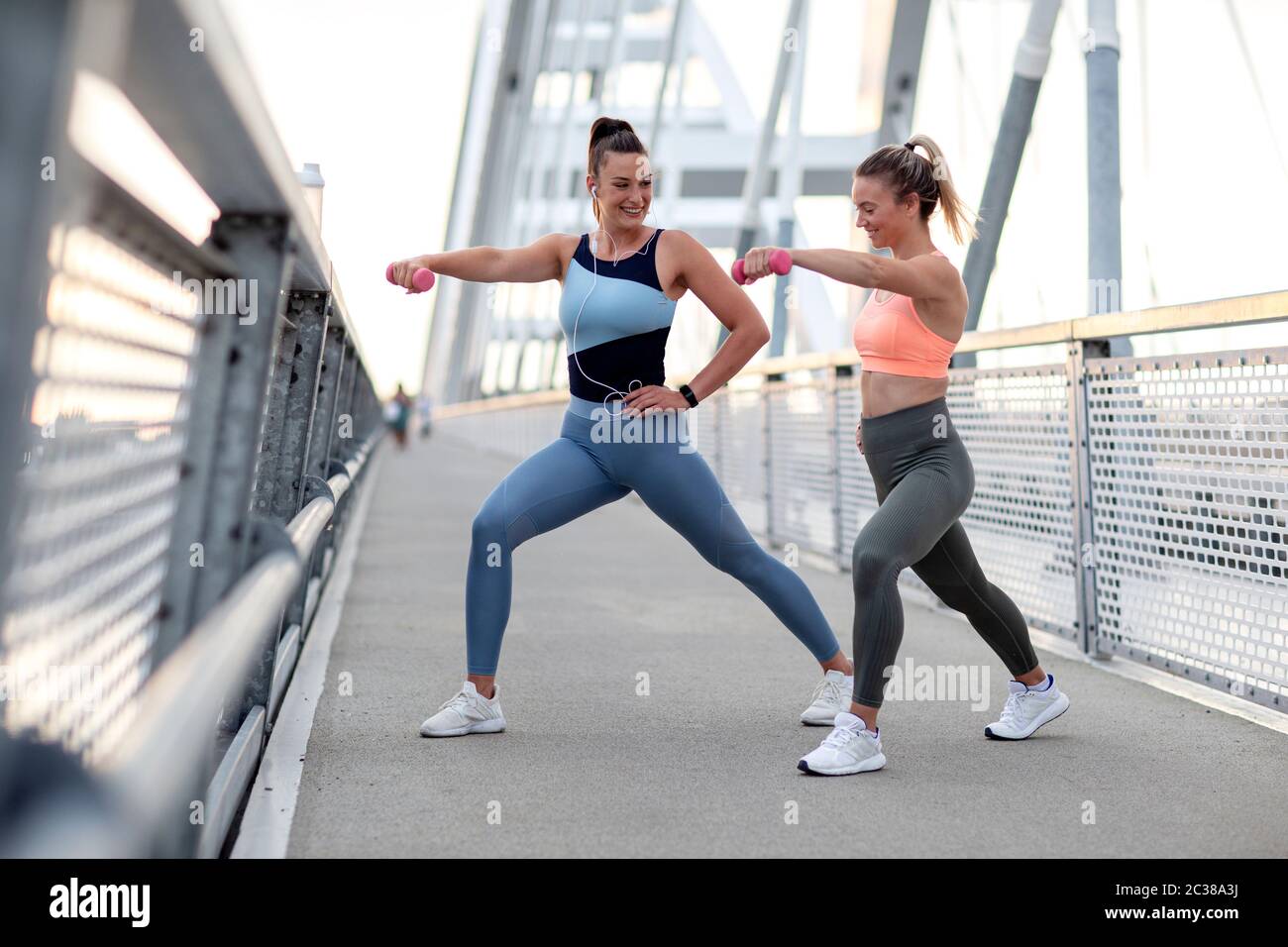 Giovani donne slim corpo esercizio al ponte Foto Stock